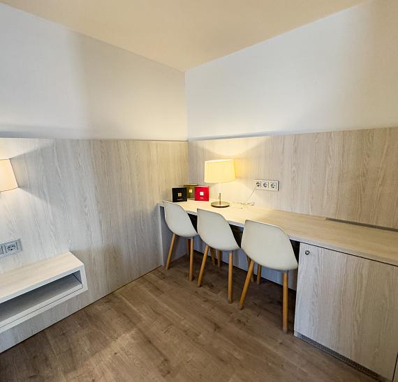 Dreibettzimmer mit Zugang zum Spa