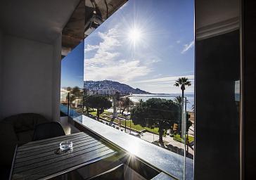 Chambre triple avec vue latérale sur mer