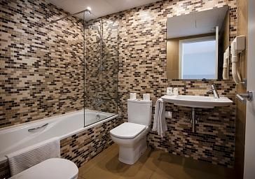 Chambre triple avec vue latérale sur mer