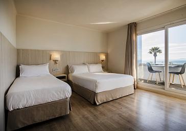 Chambre triple avec vue latérale sur mer