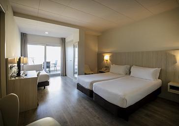 Chambre triple avec vue latérale sur mer