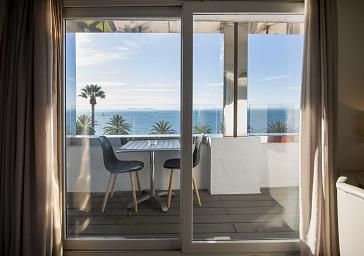 Chambre triple avec vue latérale sur mer