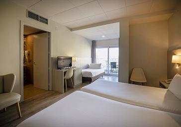 Chambre triple avec vue latérale sur mer