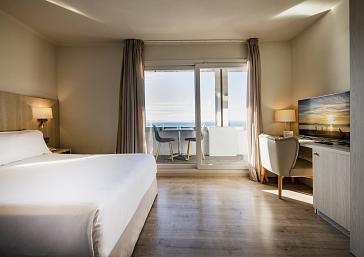 Dreibettzimmer mit seitlichem Meerblick