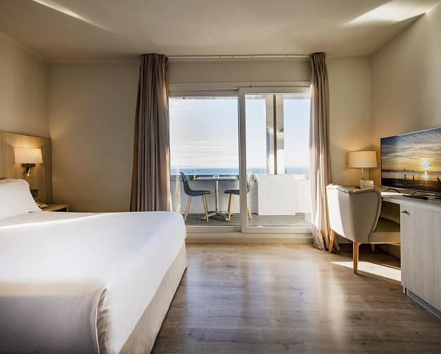 Habitación triple con vistas laterales al mar