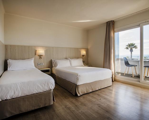 Habitación triple con vistas laterales al mar