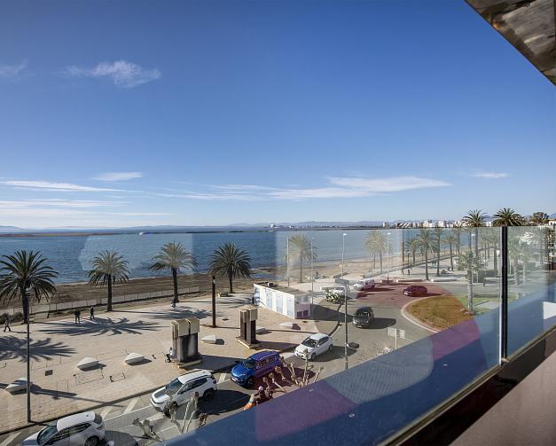 Habitación triple con vistas laterales al mar