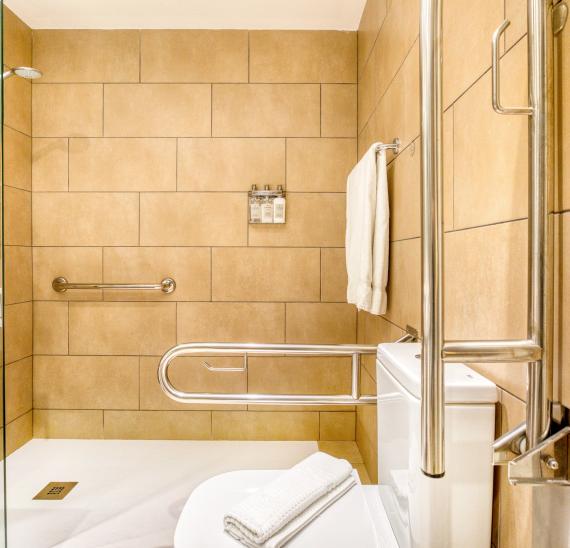 Vierbettzimmer mit Zugang zum Spa