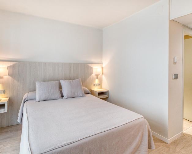 Habitación doble estándar con balcón y acceso al spa