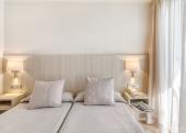 Habitación doble estándar con balcón y acceso al spa