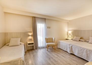 Habitació triple amb vistes laterals al mar amb accés a l'spa