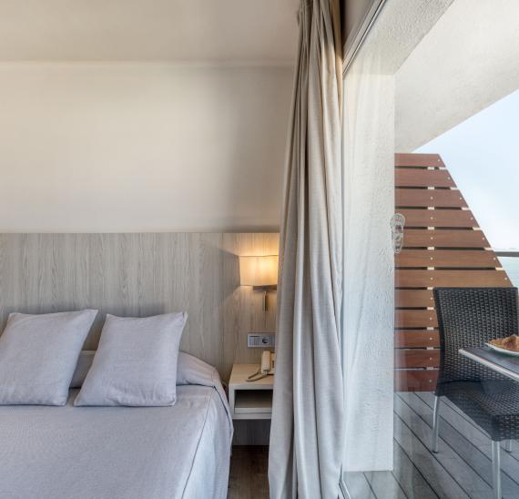 Doppelzimmer mit seitlichem Meerblick und Zugang zum Spa