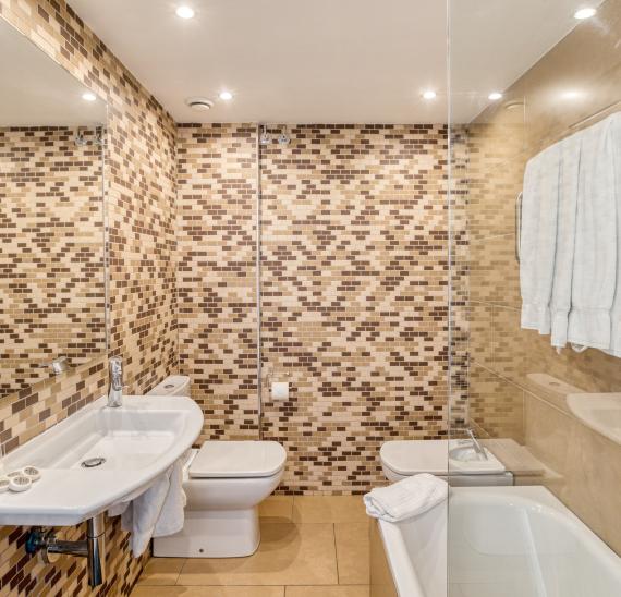 Dreibettzimmer mit seitlichem Meerblick und Zugang zum Spa