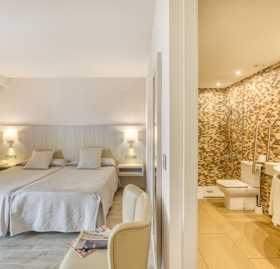 Dreibettzimmer mit seitlichem Meerblick und Zugang zum Spa