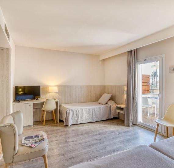 Dreibettzimmer mit seitlichem Meerblick und Zugang zum Spa