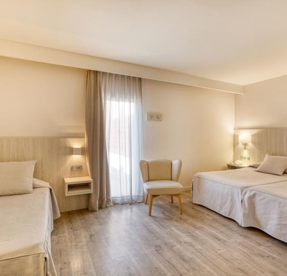 Dreibettzimmer mit seitlichem Meerblick und Zugang zum Spa