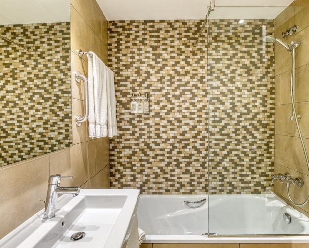 Habitación doble estándar con balcón y acceso al spa