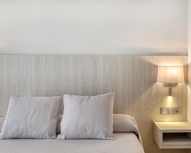 Habitación doble estándar con balcón y acceso al spa