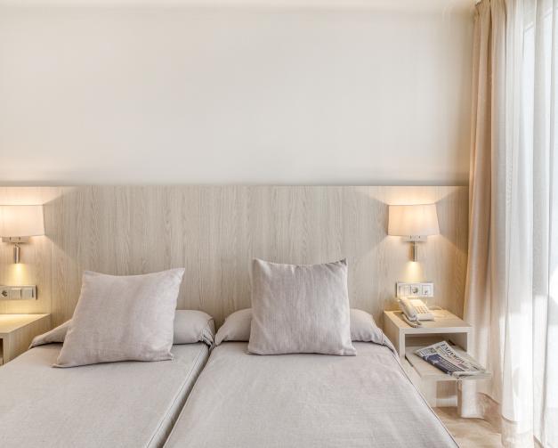Habitación doble estándar con balcón y acceso al spa