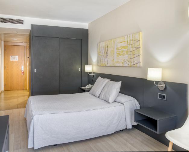 Habitación doble estándar con balcón y acceso al spa