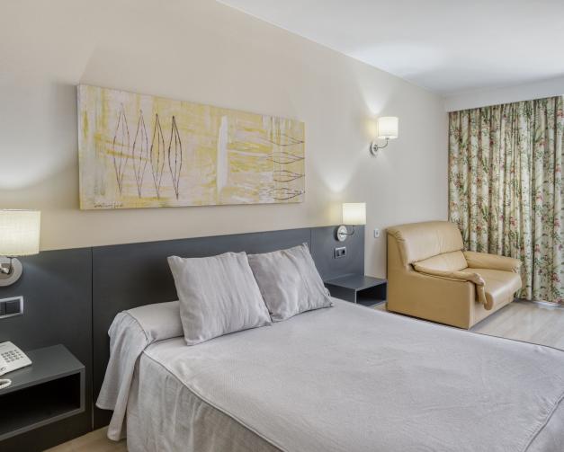 Habitación doble estándar con balcón y acceso al spa