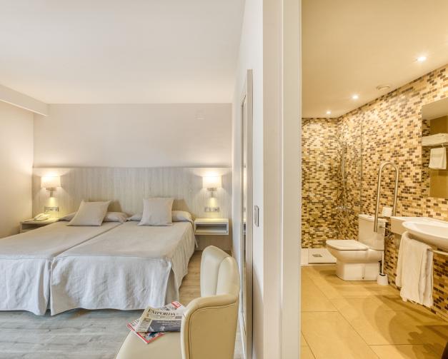 Habitació triple amb vistes laterals al mar amb accés a l'spa