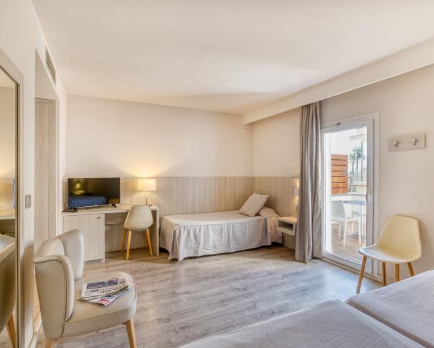 Habitació triple amb vistes laterals al mar amb accés a l'spa