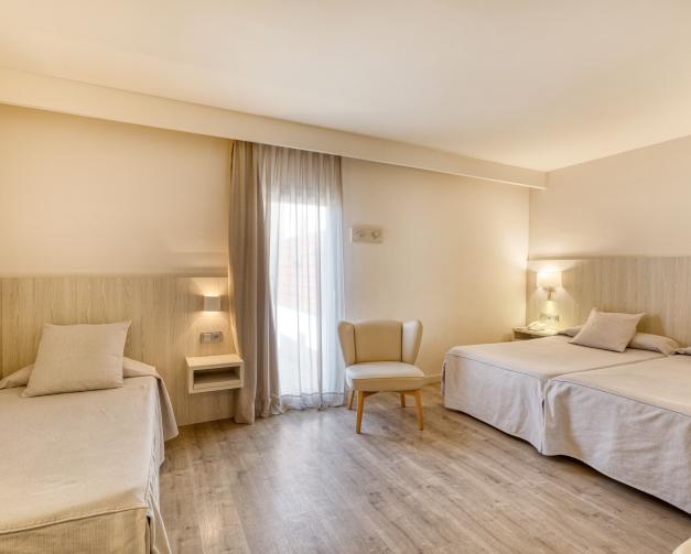 Habitació triple amb vistes laterals al mar amb accés a l'spa